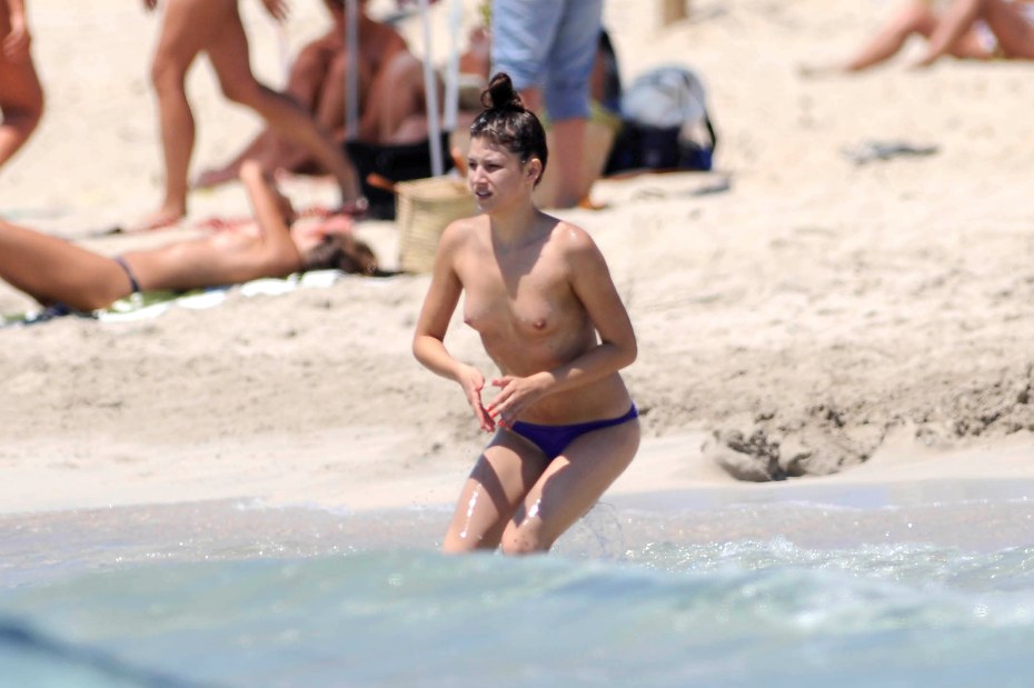 Урсула Корберо топлесс