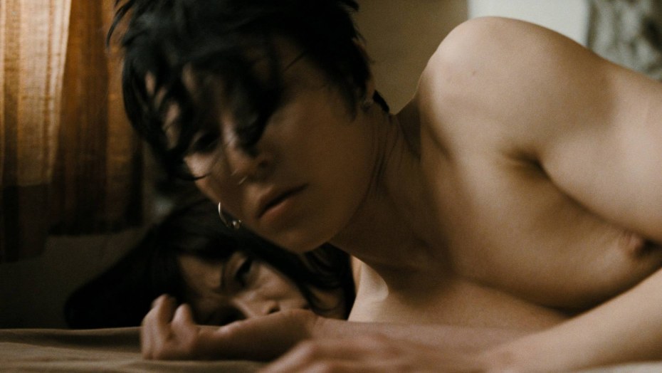 Голая Нуми Рапас с татуировкой дракона