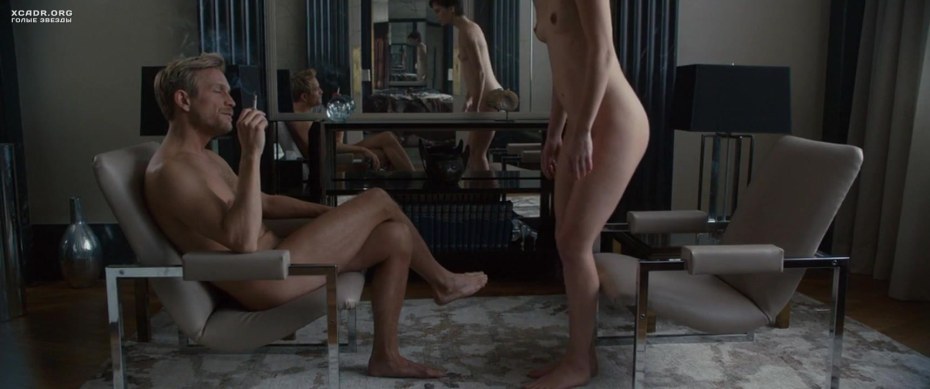 Ню в поле с маленькой грудью