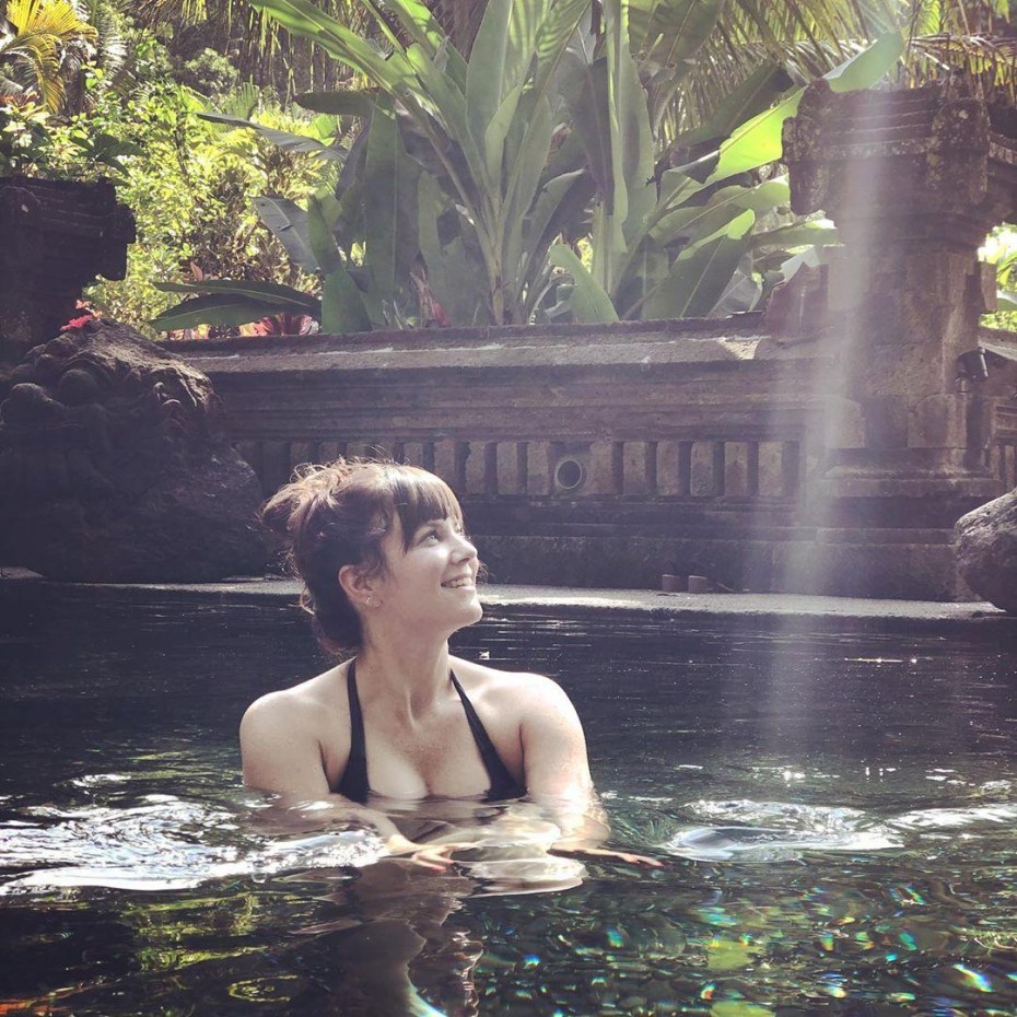 Сисястая Кэти Бэнкс в ванне