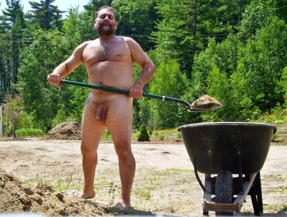 Голые пожилые женщины на природе