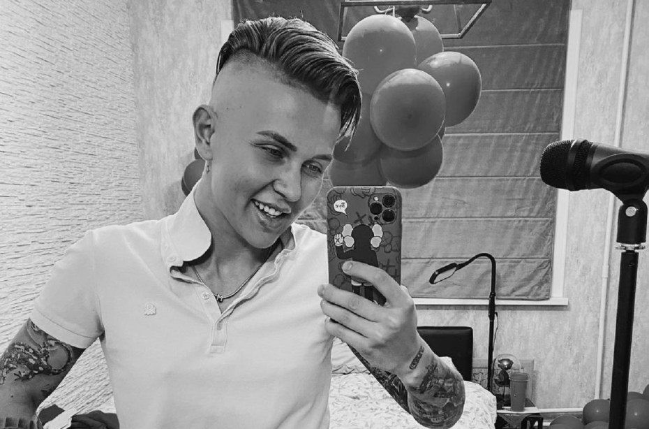 Ксения Милас голая без трусов