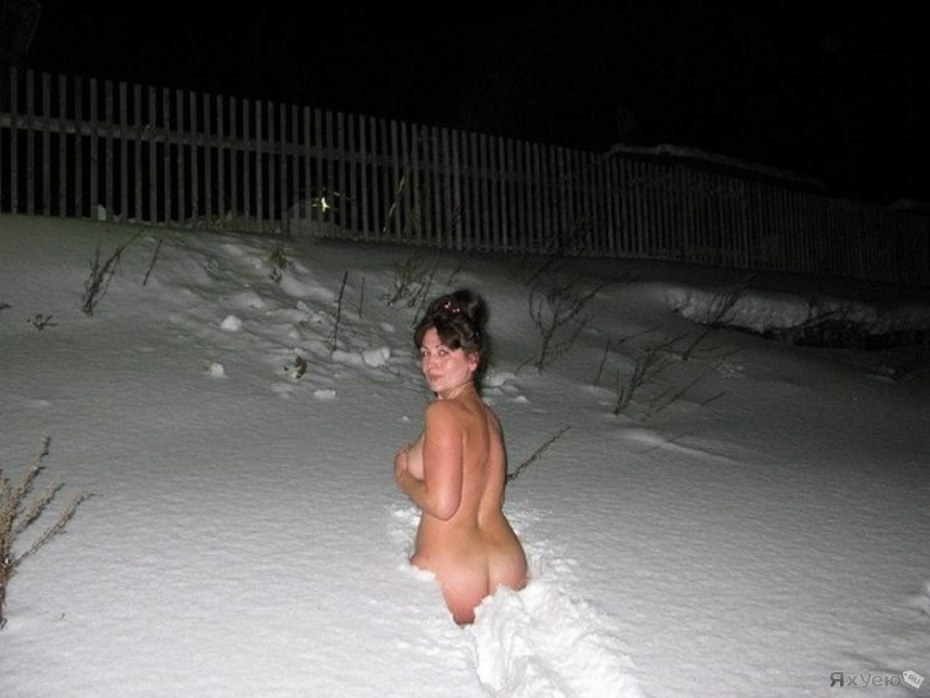 Голые женщины в проруби после бани