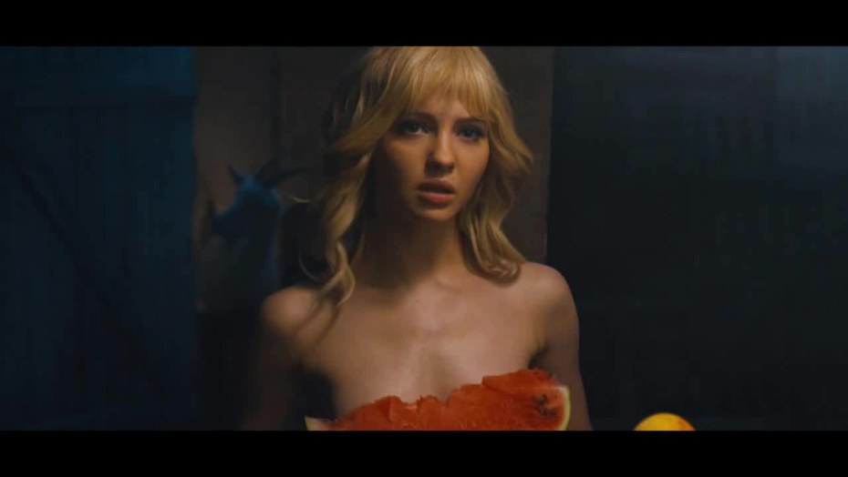 Юлия Хлынина переодевается в ЗКД