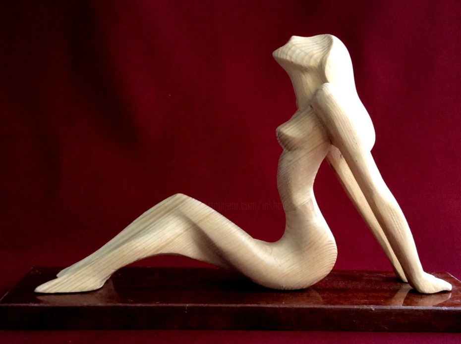 Статуэтка из дерева женщина