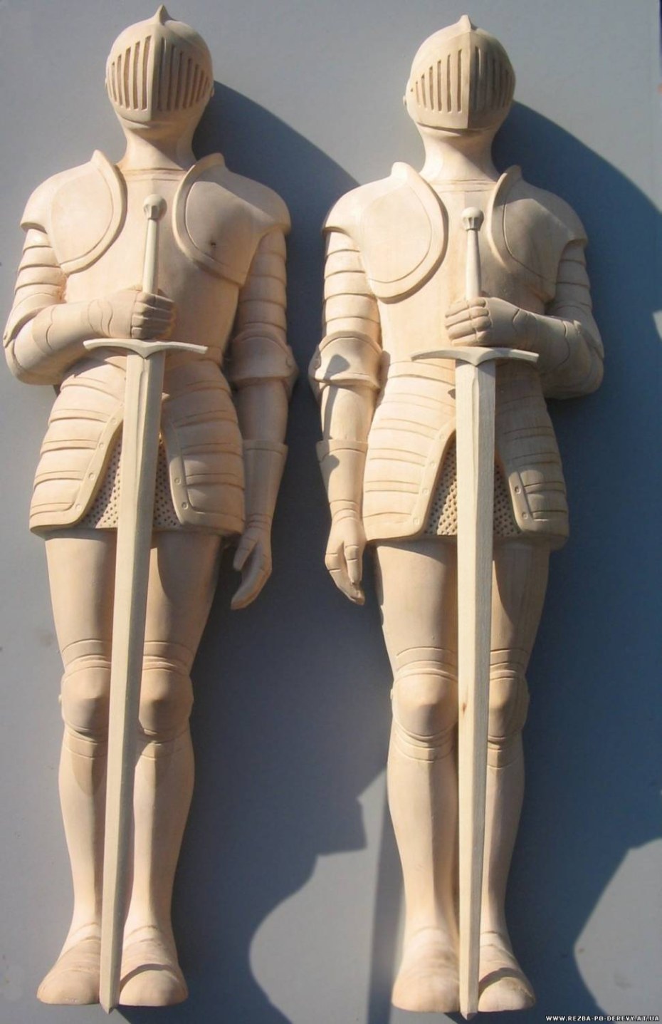 Фигурка рыцаря из дерева