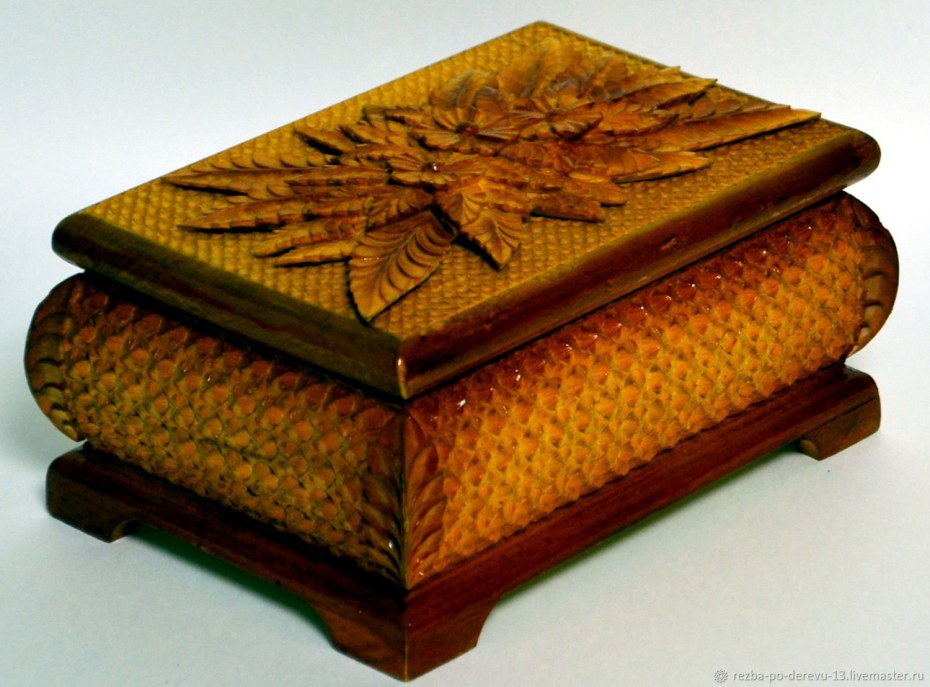 Резные шкатулки из дерева