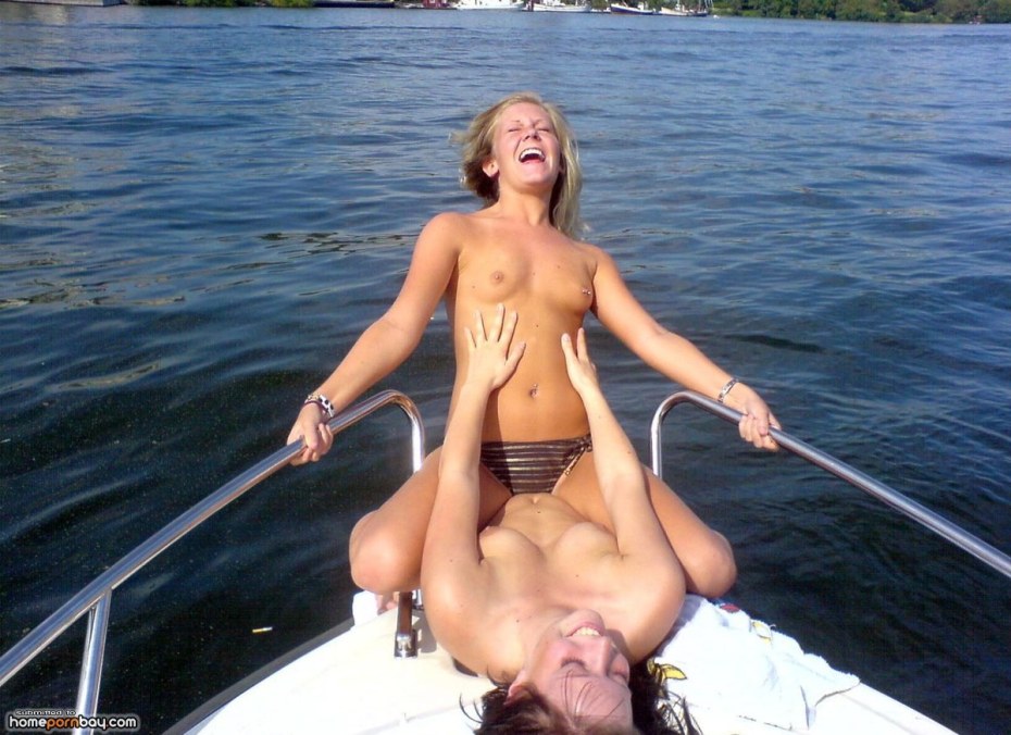 Голые отдыхают на катере