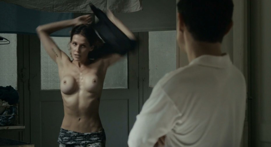 Дебора Секку голая в фильме