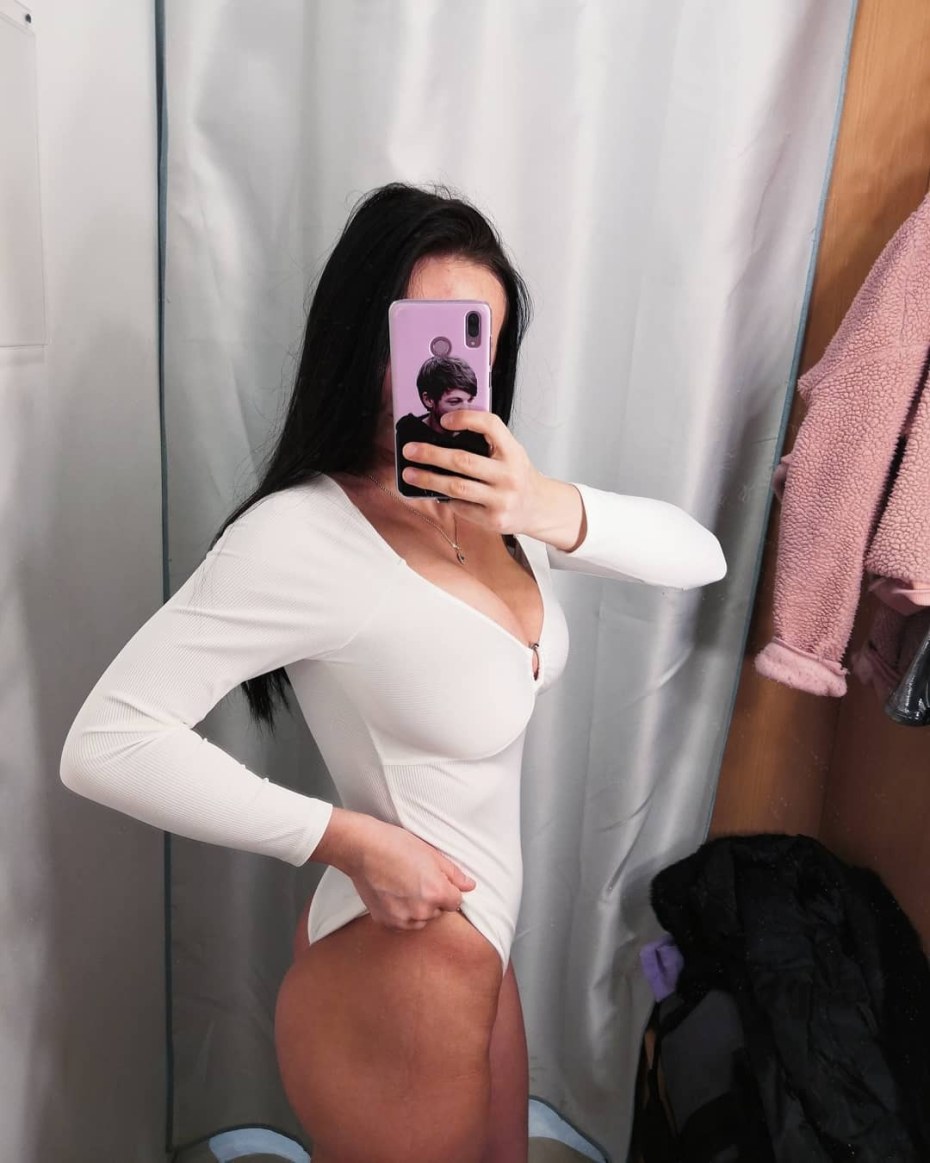 Голая блондинка Даша у окна