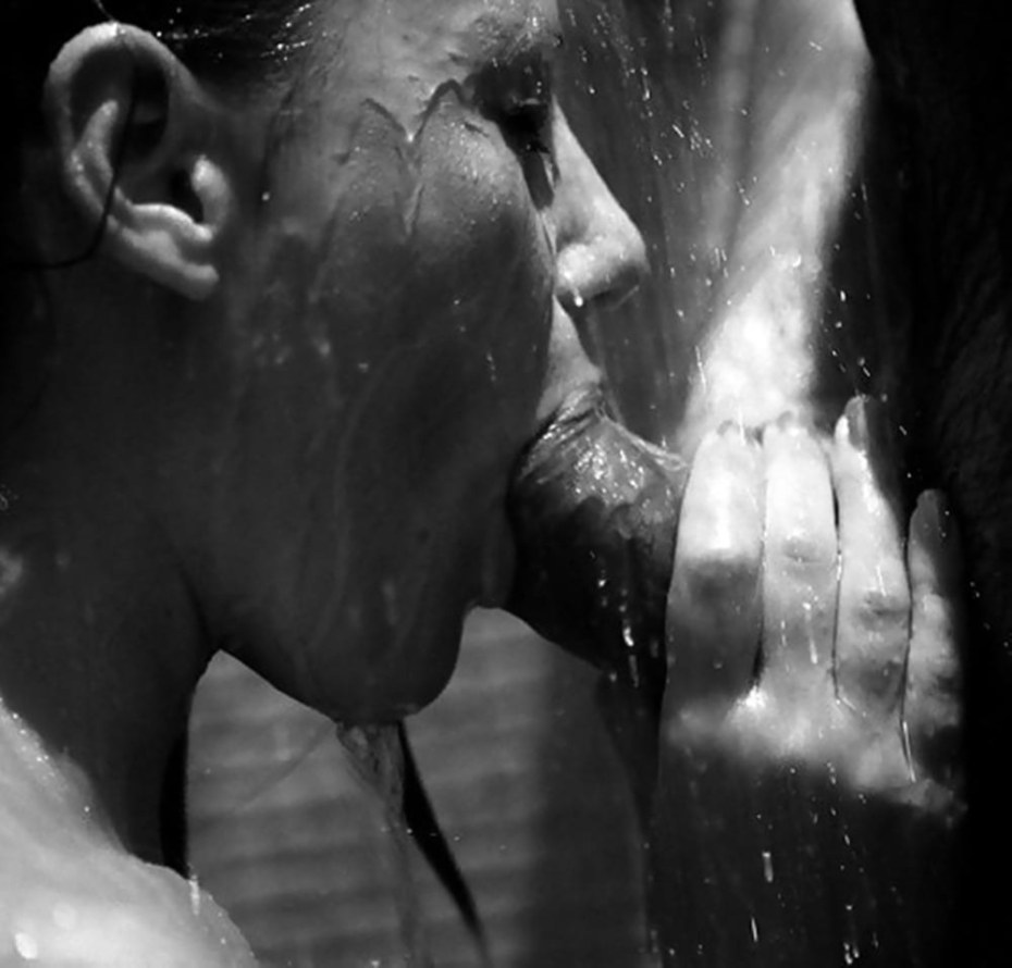 Красивая порнушка в душе чб