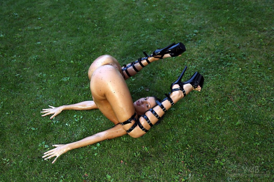 Раздвинула рогатку