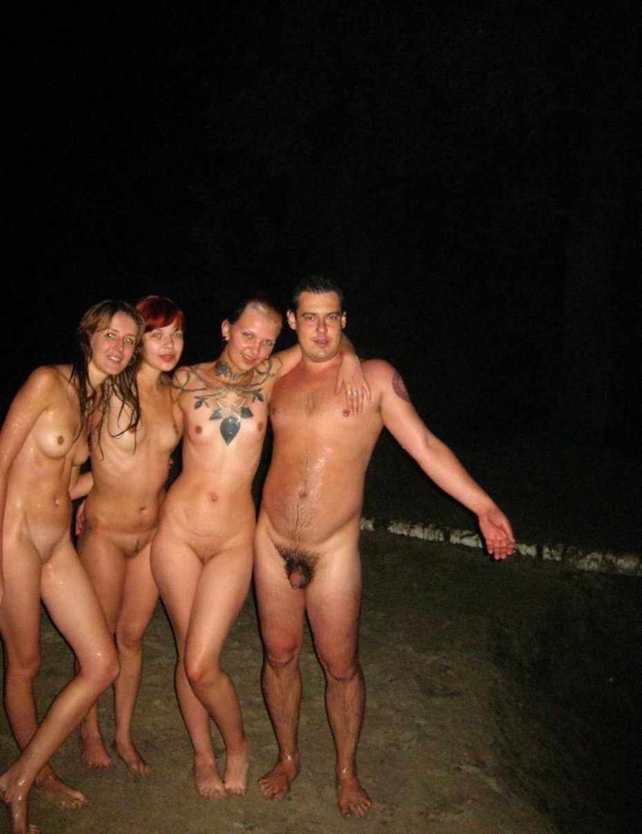 Две девушки ню в деревне