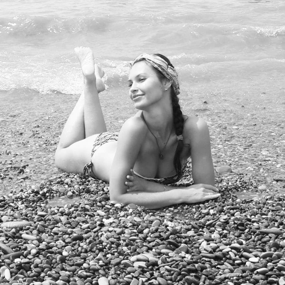 Julia zu as Julia zu in "Maroon Set" Artcore-Cafe