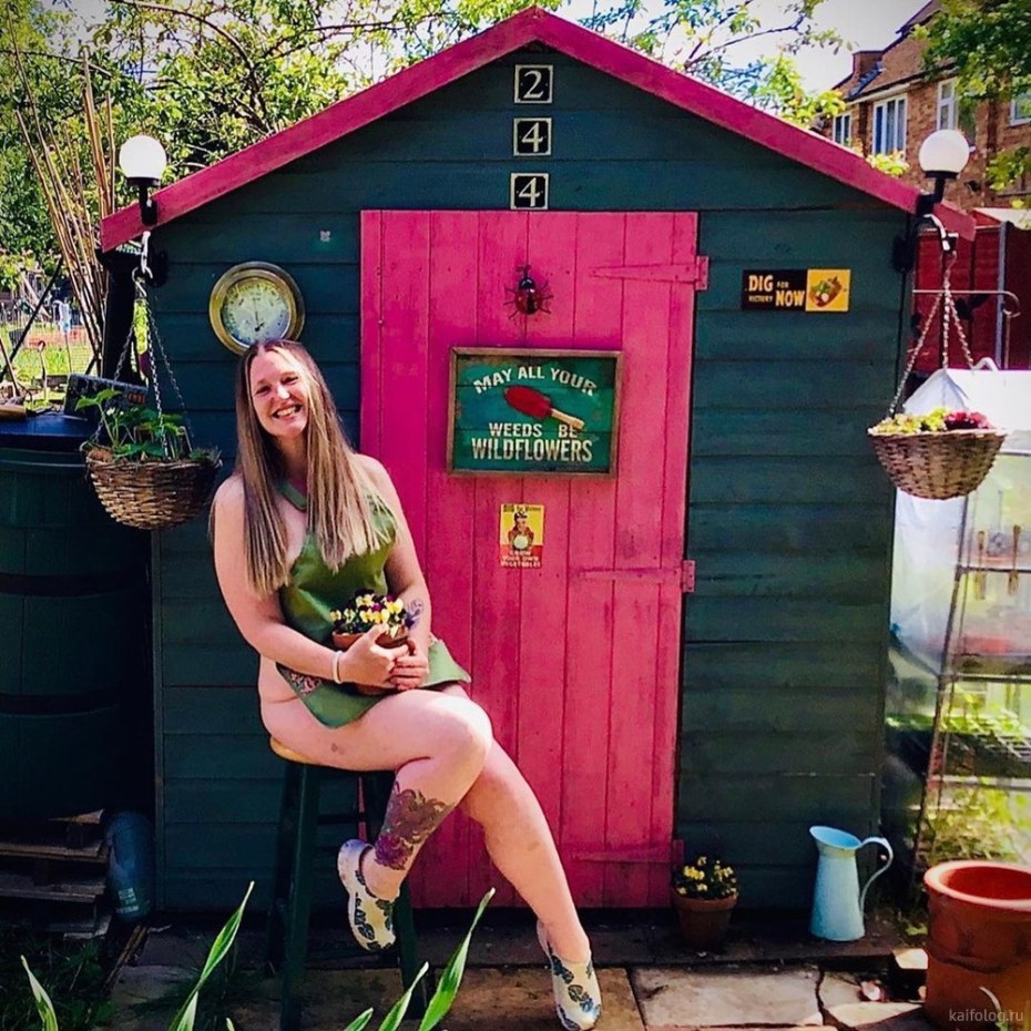 Веселые девчонки на даче голые