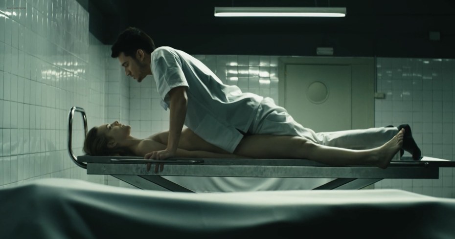 Мужчина ласкает девушку