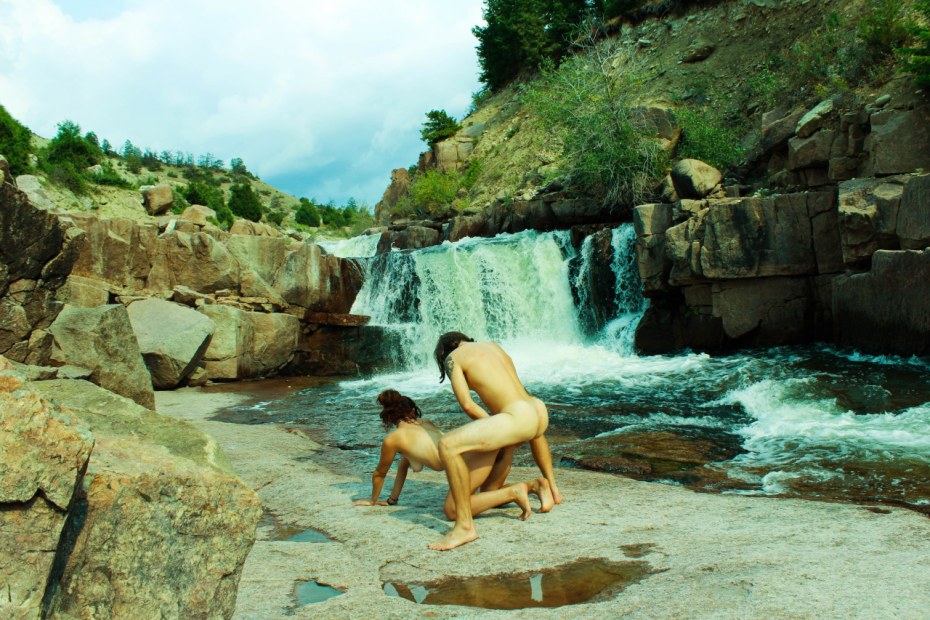 Голая азиатка под водопадом