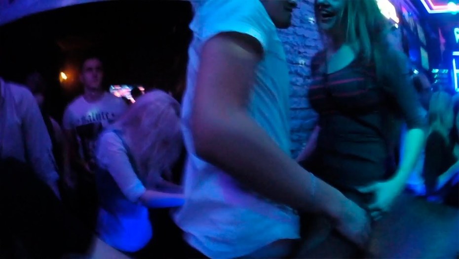 Голые девки в ночном клубе