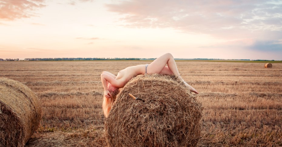 Голые девчонки на сеновале