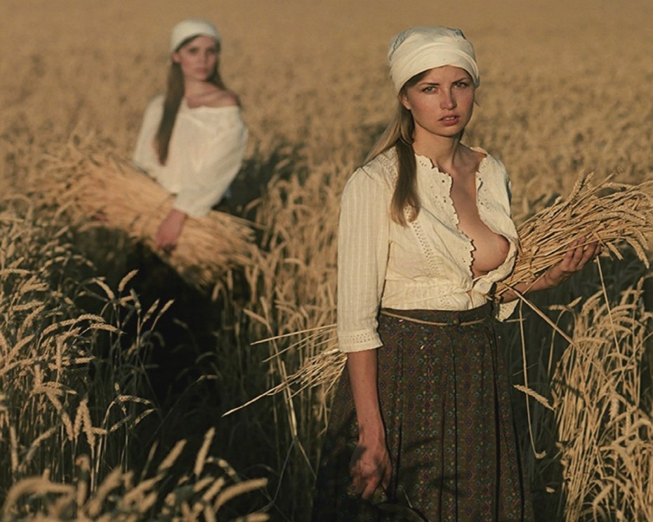 Женщины на покосе голые