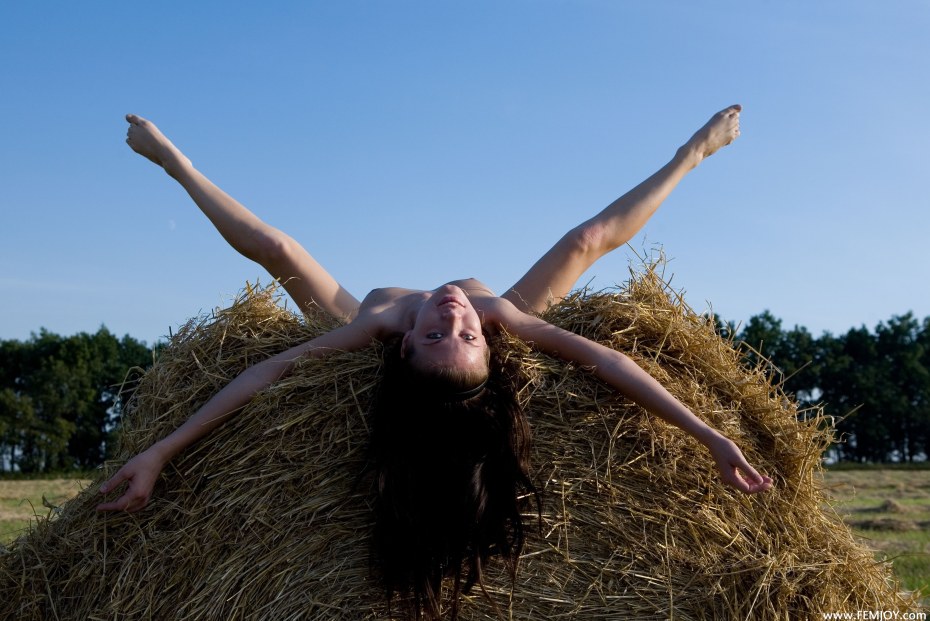 Саша Блейз на сеновале