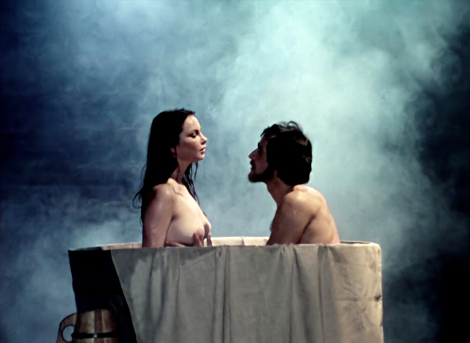 Беата Тышкевич голая в фильме кукла