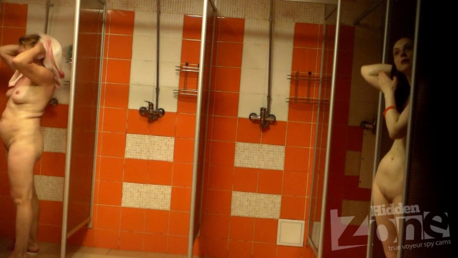 Голые женщины в душевой общежития