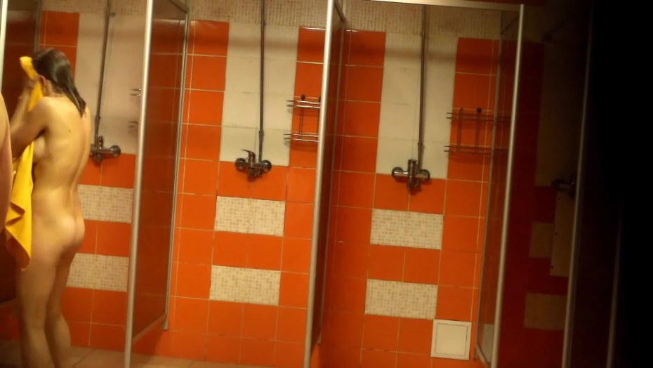 Школьник зашел в женский душ