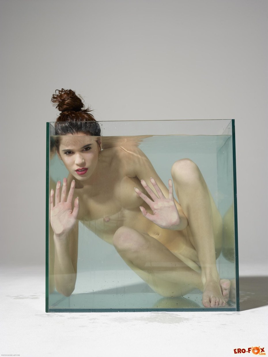 Голая женщина в аквариуме