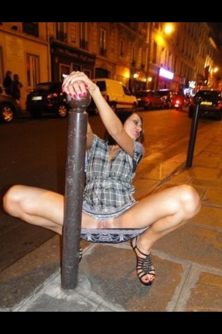 Без трусиков в общественном месте