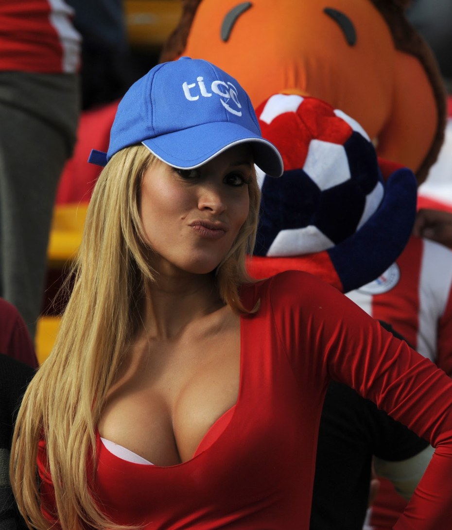 Девушка с мячиком