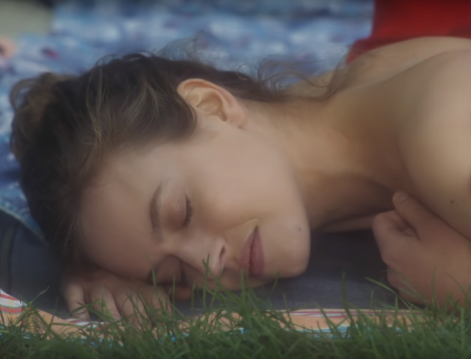 Голая актриса Лу де Лааж