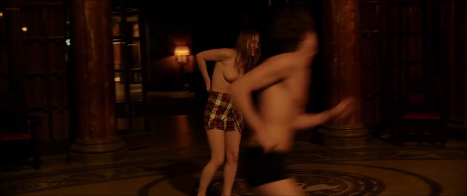 Голая актриса Лу де Лааж