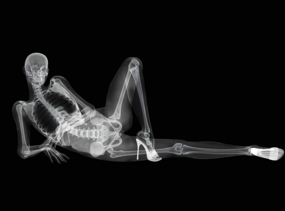 Рианна в трусах на сцене