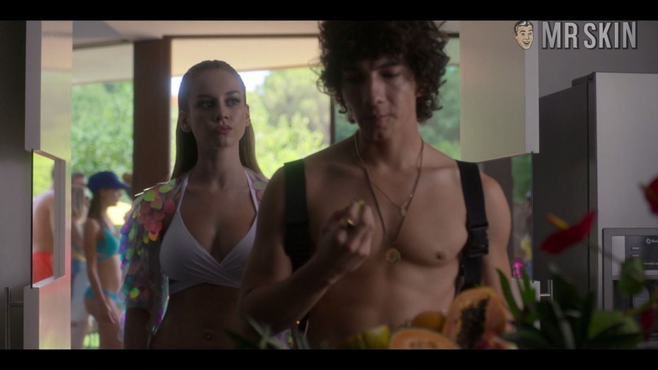 Эстер Экспозито постельные сцены