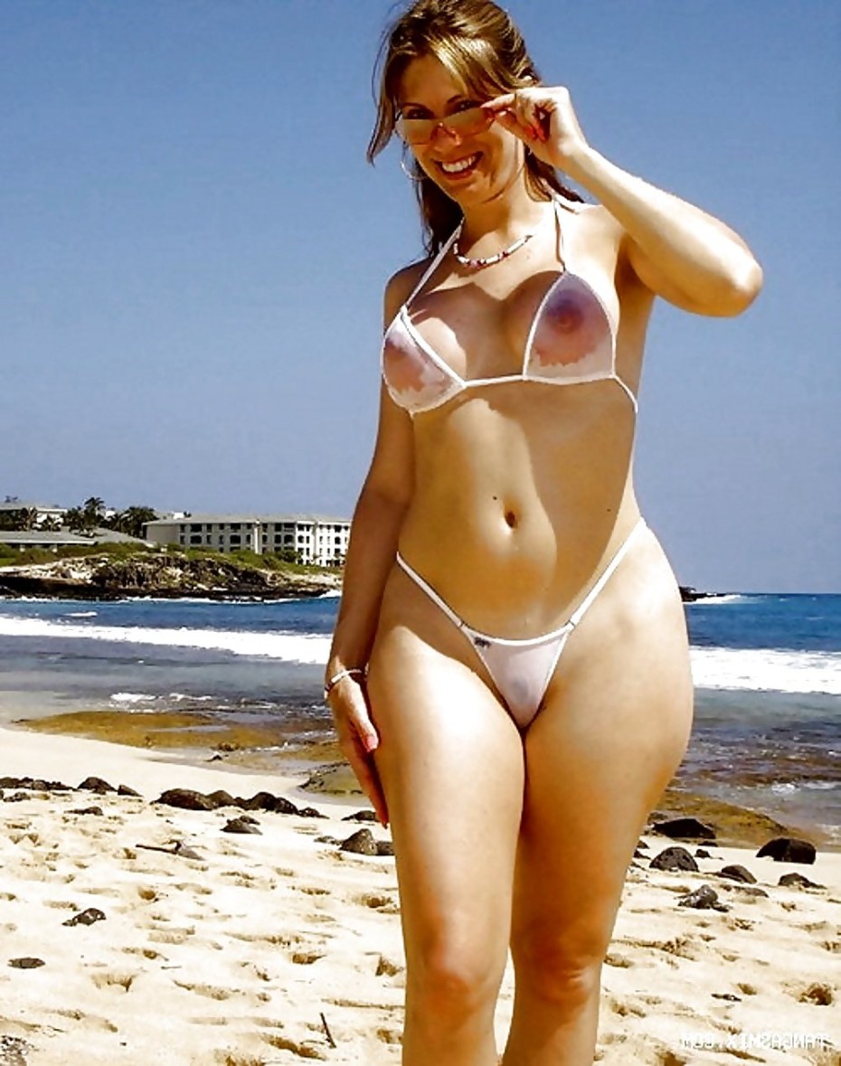 Дамы в прозрачных купальниках.