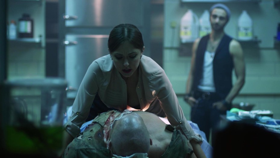 Эшли Лоуренс у бассейна