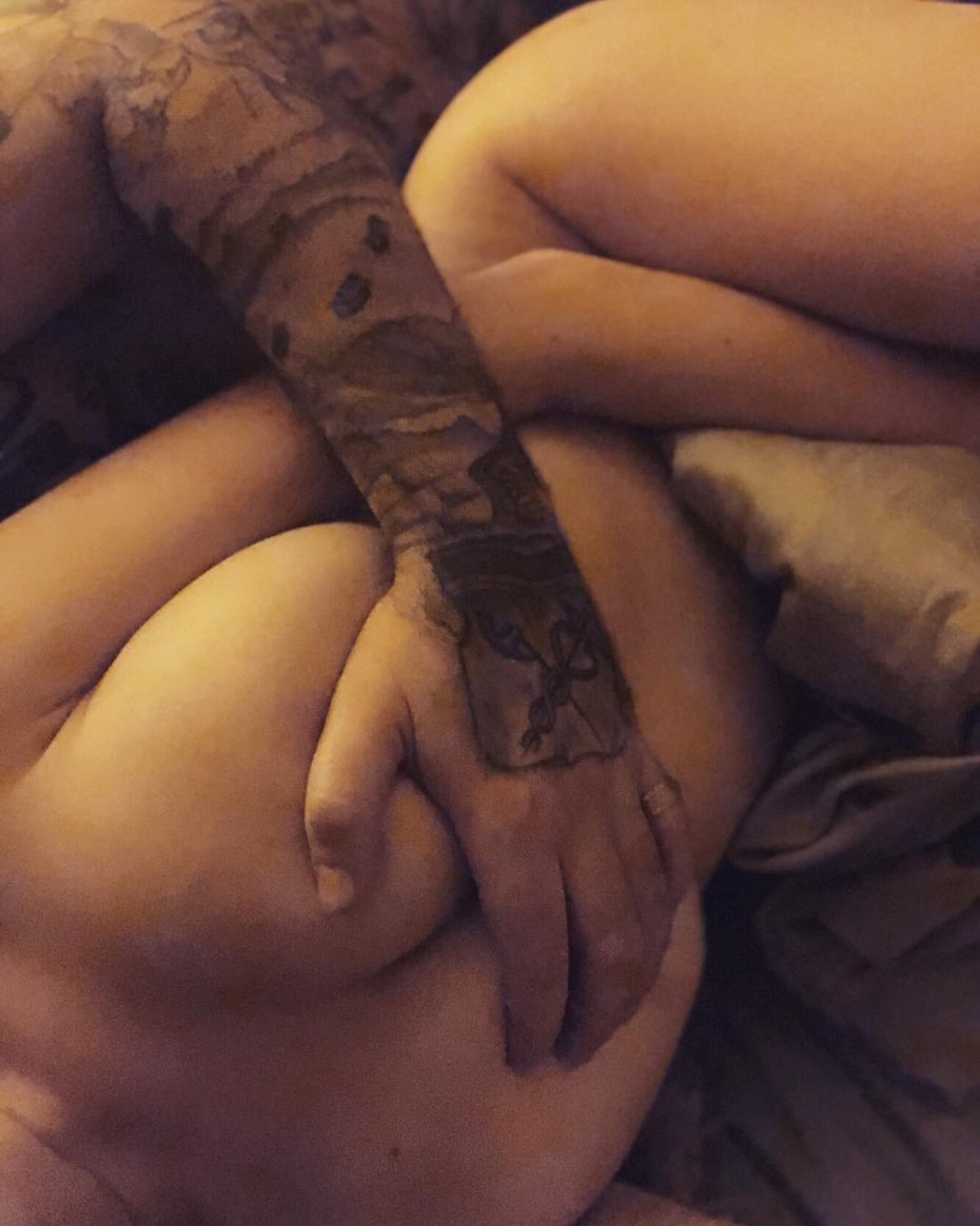 Айза выложила влагалище