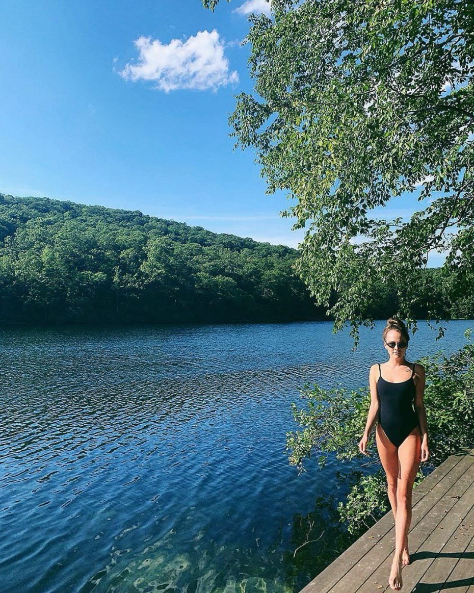 Zamina обнажается на диване WEAREHAIRY