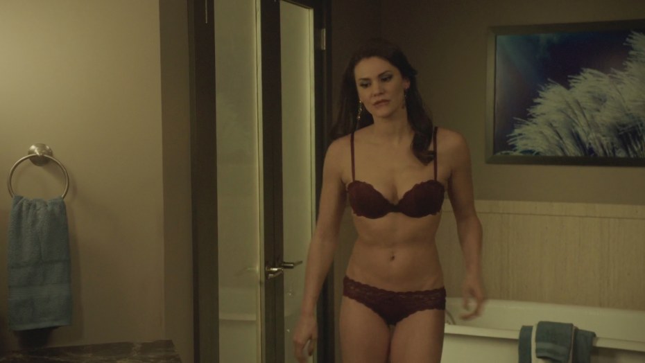 Victoria Lynn голая на диване