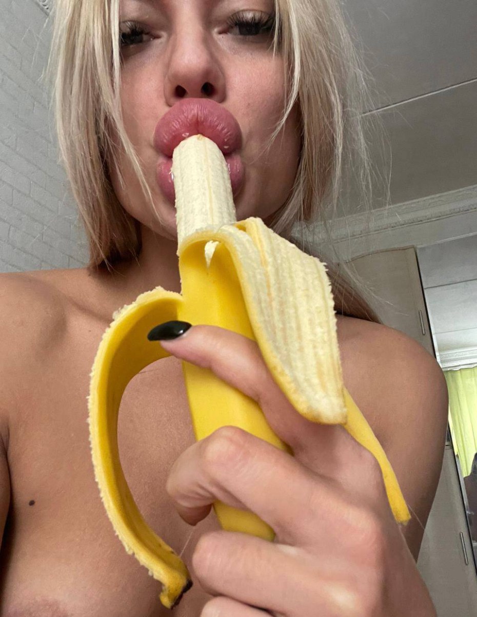 Юля елочка ебется голая