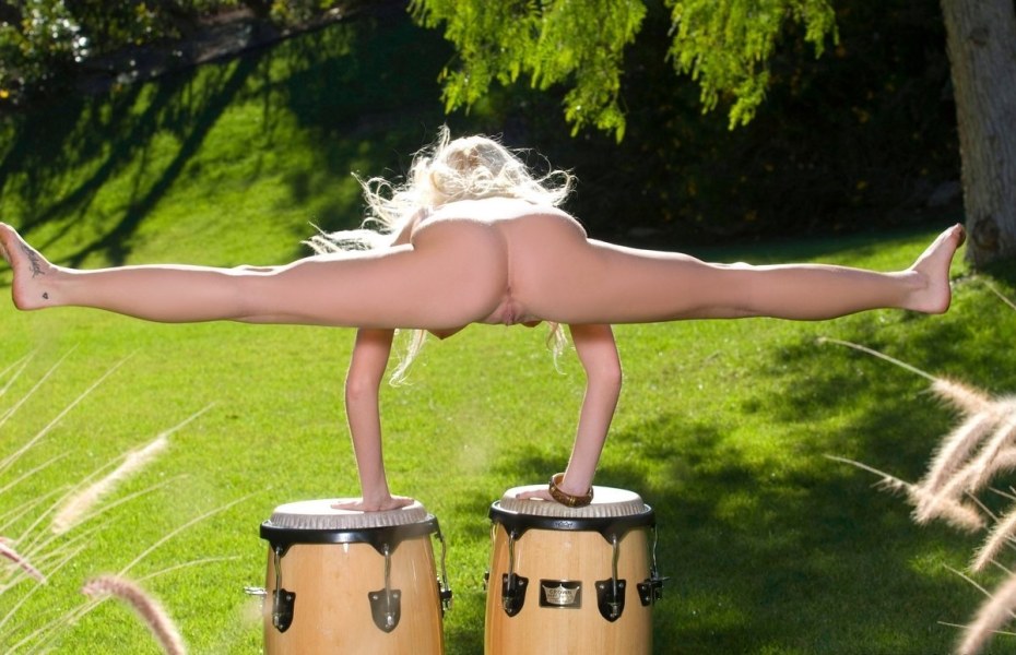 Голые женщины развлекаются