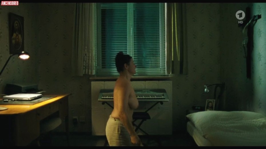 Мария Хофштаттер топлесс