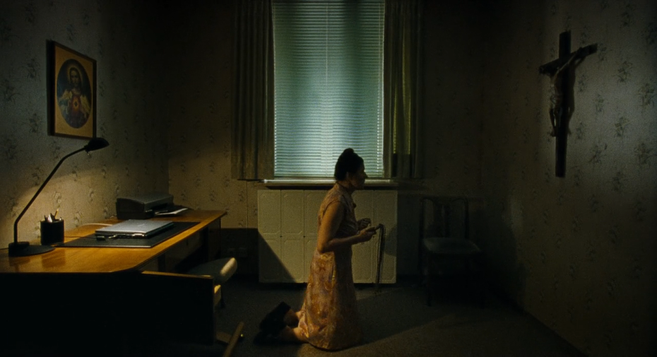 Мария Хофштаттер топлесс