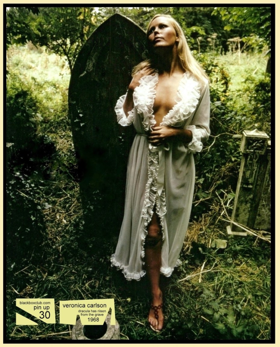 Голая кудрявая в фартуке