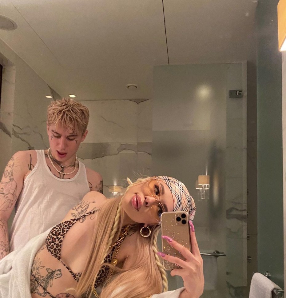 Кудрявая блондинка мастурбация