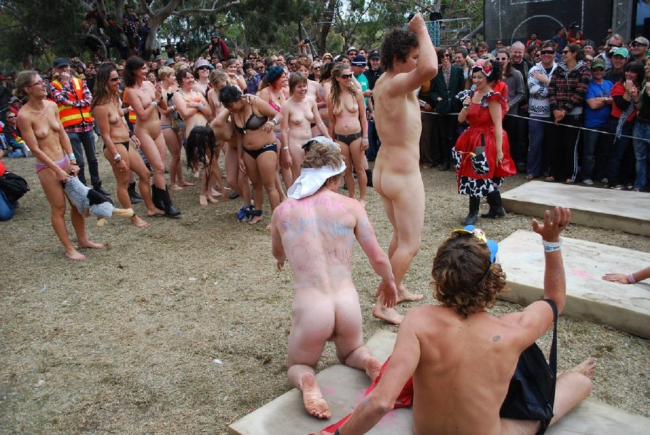 Голые девчонки на конкурсе