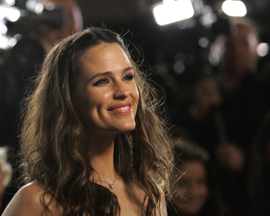 Дженнифер Гарнер улыбается