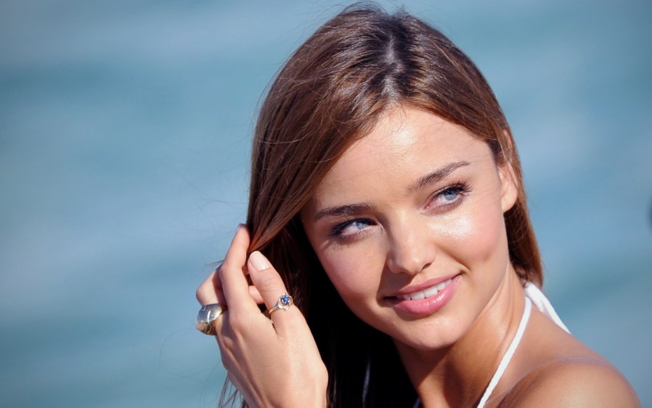 Девушка с щечками без лица