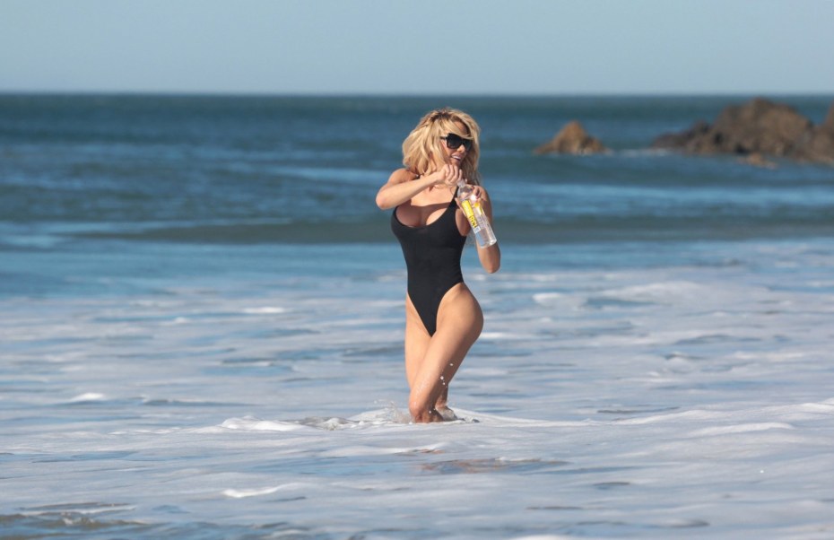 Эллиот пейдж на пляже